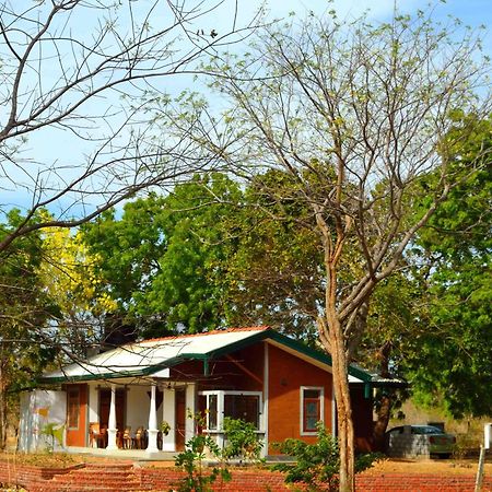 Pelican View Cottages Kataragama Luaran gambar